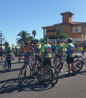 Más de mil personas pedalean por las carreteras de La Palma para reivindicar la seguridad vial de los ciclistas. · foto 9