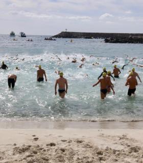 Fernando Marián y Flavia Maunder ganan la primera edición de Gloria Mogán Open Water en la distancia de 10,1 kilómetros. · foto 1