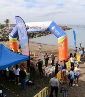 Fernando Marián y Flavia Maunder ganan la primera edición de Gloria Mogán Open Water en la distancia de 10,1 kilómetros. · foto 2