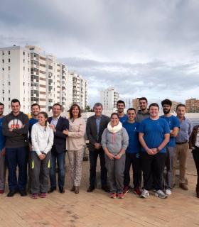 Los estudiantes del CIFP San Cristóbal presentan al presidente del Gobierno su proyecto de vivienda sostenible. · foto 1