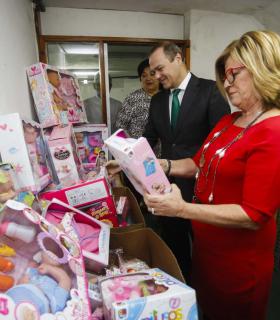 Hidalgo agradece la labor solidaria de la Casa de Galicia y anima a participar en su tradicional campaña de juguetes. · foto 1