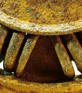 Los Lavaderos alberga una exposición que combina fotografías y esculturas de hierro. · foto 2