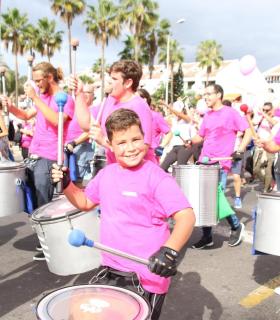 La XIII edición de la Carrera por la Vida supera su propio récord y marcha por Arona y Adeje contra el cáncer de mama. · foto 14