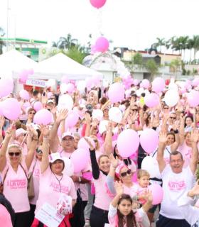 La XIII edición de la Carrera por la Vida supera su propio récord y marcha por Arona y Adeje contra el cáncer de mama. · foto 2