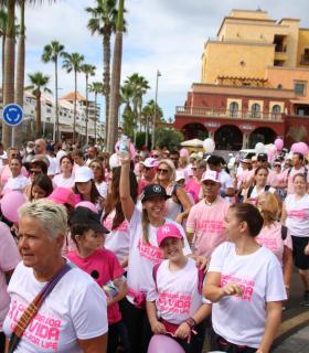 La XIII edición de la Carrera por la Vida supera su propio récord y marcha por Arona y Adeje contra el cáncer de mama. · foto 15