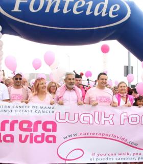 La XIII edición de la Carrera por la Vida supera su propio récord y marcha por Arona y Adeje contra el cáncer de mama. · foto 23