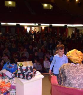 La Campaña de Juguetes de Gáldar llena de solidaridad el escenario del Centro Cultural Guaires. · foto 2