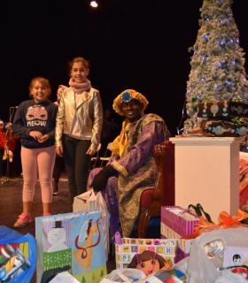 La Campaña de Juguetes de Gáldar llena de solidaridad el escenario del Centro Cultural Guaires. · foto 3