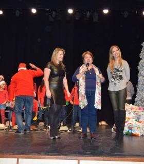 La Campaña de Juguetes de Gáldar llena de solidaridad el escenario del Centro Cultural Guaires. · foto 1
