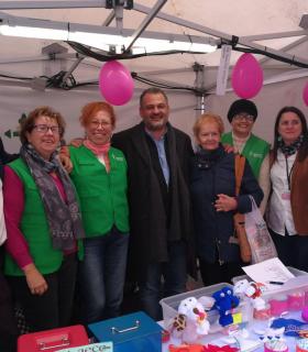 José Alberto Díaz visitó los stands de entidades e instituciones participantes en la Feria Solidaria de Navidad. · foto 1