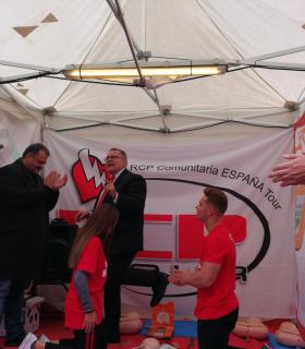 José Alberto Díaz visitó los stands de entidades e instituciones participantes en la Feria Solidaria de Navidad. · foto 3