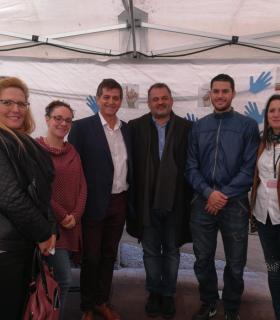 José Alberto Díaz visitó los stands de entidades e instituciones participantes en la Feria Solidaria de Navidad. · foto 2