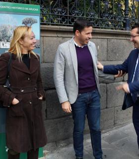 El Director General de Turismo supervisa junto con el Alcalde y varios concejales de Arucas la nueva señalética turística peatonal. · foto 1