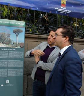 El Director General de Turismo supervisa junto con el Alcalde y varios concejales de Arucas la nueva señalética turística peatonal. · foto 4