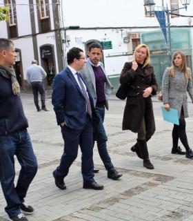 El Director General de Turismo supervisa junto con el Alcalde y varios concejales de Arucas la nueva señalética turística peatonal. · foto 2