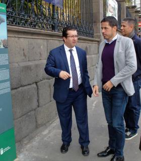 El Director General de Turismo supervisa junto con el Alcalde y varios concejales de Arucas la nueva señalética turística peatonal. · foto 3