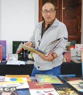 El Ayuntamiento de Los Silos propone al profesor y escritor silense Ernesto Rodríguez Abad para el Premio Canarias de Literatura 2018. · foto 2