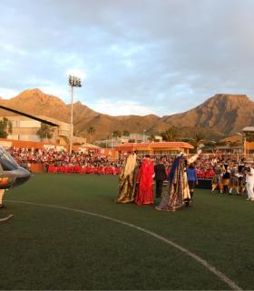 Miles de adejeros reciben a los Reyes Magos en el campo de fútbol y los acompañan en su recorrido por las calles del municipio. · foto 3