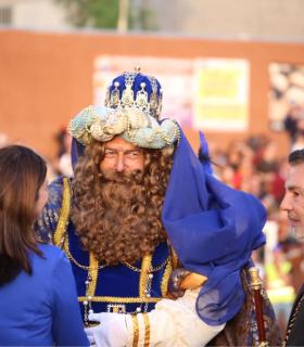 Miles de adejeros reciben a los Reyes Magos en el campo de fútbol y los acompañan en su recorrido por las calles del municipio. · foto 1
