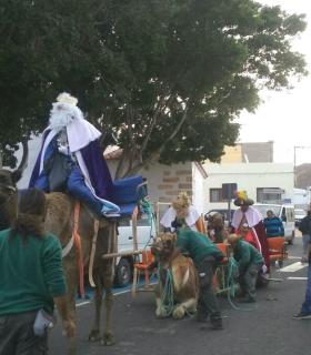 El municipio de Pájara recibió a los Reyes Magos con cuatro cabalgatas llenas de colorido. · foto 7