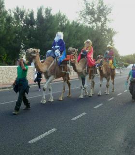 El municipio de Pájara recibió a los Reyes Magos con cuatro cabalgatas llenas de colorido. · foto 4