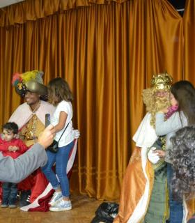 El municipio de Pájara recibió a los Reyes Magos con cuatro cabalgatas llenas de colorido. · foto 3