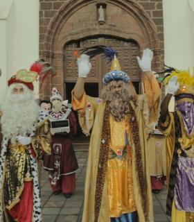 Cerca de dos mil personas aclaman a los Reyes Magos en San Sebastián de La Gomera. · foto 2