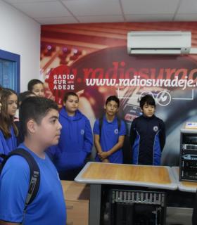 Radio Sur Adeje 107.9 FM recibe a 200 escolares del IES El Galeón. · foto 3