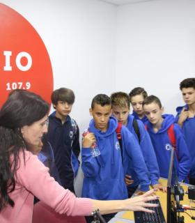 Radio Sur Adeje 107.9 FM recibe a 200 escolares del IES El Galeón. · foto 1
