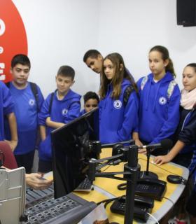 Radio Sur Adeje 107.9 FM recibe a 200 escolares del IES El Galeón. · foto 2