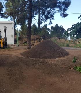 Comienzan los trabajos de mejora en el Camino Agrícola Las Colmenitas. · foto 2
