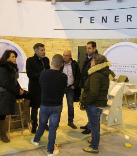 El stand de Costa Adeje, a punto para abrir sus puertas a los profesionales en la mañana de este miércoles. · foto 1