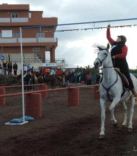 El barrio de San Juan acoge la primera demostración de arado con yuntas y siembra con sementero Pedro Molina. · foto 1