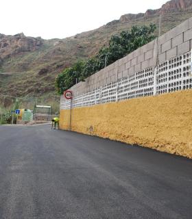 Finalizan los trabajos de reasfaltado de la calle Tajinaste, una de las principales vías en el barrio El Horno de Mogán. · foto 3