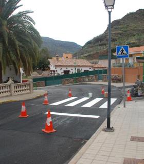 Finalizan los trabajos de reasfaltado de la calle Tajinaste, una de las principales vías en el barrio El Horno de Mogán. · foto 1