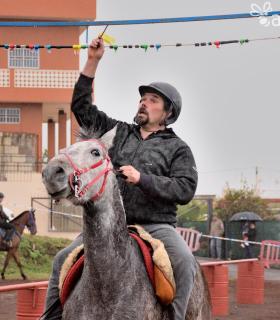 Demostración de arado con yuntas y siembra de sementero, zunchado de ruedas de carreta y carrera de sortija a caballo. San Juan. Tacoronte, 21-01-2017 · foto 88