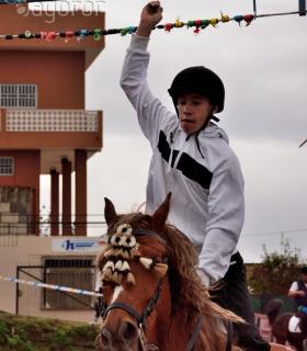 Demostración de arado con yuntas y siembra de sementero, zunchado de ruedas de carreta y carrera de sortija a caballo. San Juan. Tacoronte, 21-01-2017 · foto 107