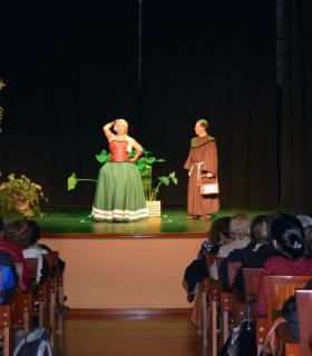 El público gáldense aplaude la puesta en escena de “Infidelidades de siempre” de Platea Central. · foto 2