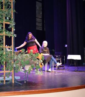 El público gáldense aplaude la puesta en escena de “Infidelidades de siempre” de Platea Central. · foto 1