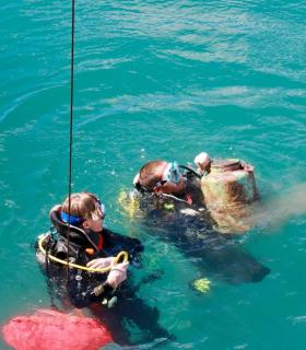 Los voluntarios retiran más de 10 toneladas de residuos del fondo marino del Puerto de Arguineguín. · foto 4
