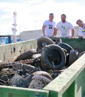 Los voluntarios retiran más de 10 toneladas de residuos del fondo marino del Puerto de Arguineguín. · foto 2