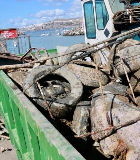 Los voluntarios retiran más de 10 toneladas de residuos del fondo marino del Puerto de Arguineguín. · foto 1