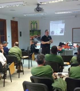 Personal del Servicio Insular de Medio Ambiente de La Palma recibe formación sobre el uso de maquinaria forestal. · foto 1