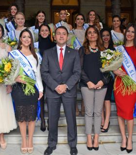 El alcalde recibe en el Ayuntamiento a las 47 aspirantes a reinas del Carnaval de Santa Cruz de Tenerife. · foto 2