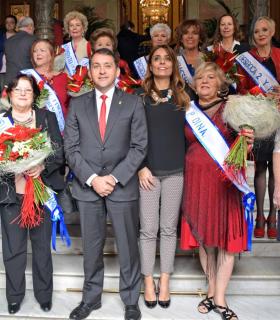 El alcalde recibe en el Ayuntamiento a las 47 aspirantes a reinas del Carnaval de Santa Cruz de Tenerife. · foto 3