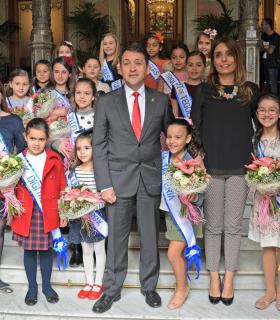 El alcalde recibe en el Ayuntamiento a las 47 aspirantes a reinas del Carnaval de Santa Cruz de Tenerife. · foto 1