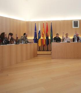 El Ayuntamiento de Tías aprueba el Presupuesto General de 2017 que supera los 26 millones de euros . · foto 2