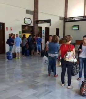 El Ayuntamiento de Alajeró insiste en los problemas que se originan por la cancelación de vuelos en el aeropuerto de La Gomera. · foto 2