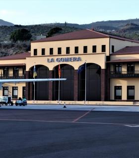 El Ayuntamiento de Alajeró insiste en los problemas que se originan por la cancelación de vuelos en el aeropuerto de La Gomera. · foto 3