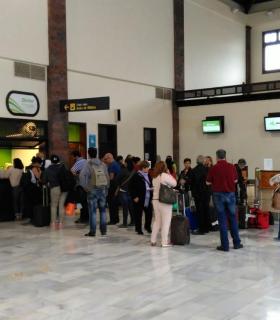 El Ayuntamiento de Alajeró insiste en los problemas que se originan por la cancelación de vuelos en el aeropuerto de La Gomera. · foto 1